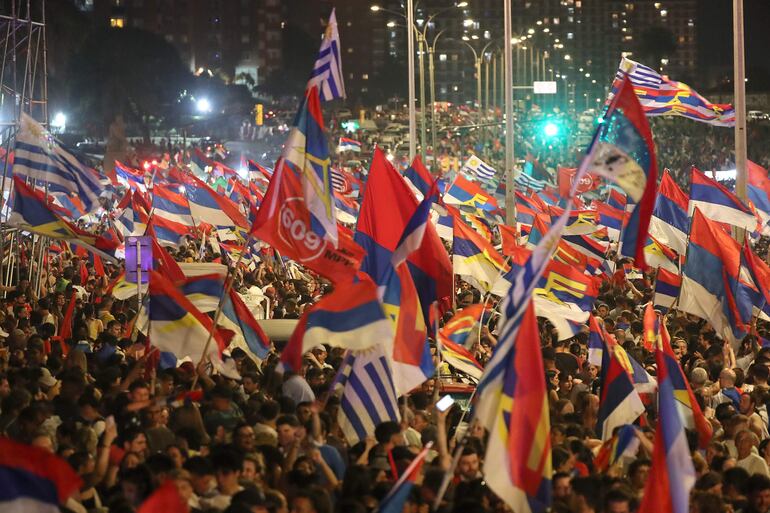 Seguidores del candidato presidencial Yamandú Orsi celebran la victoria en las elecciones presidenciales del domingo en Montevideo.