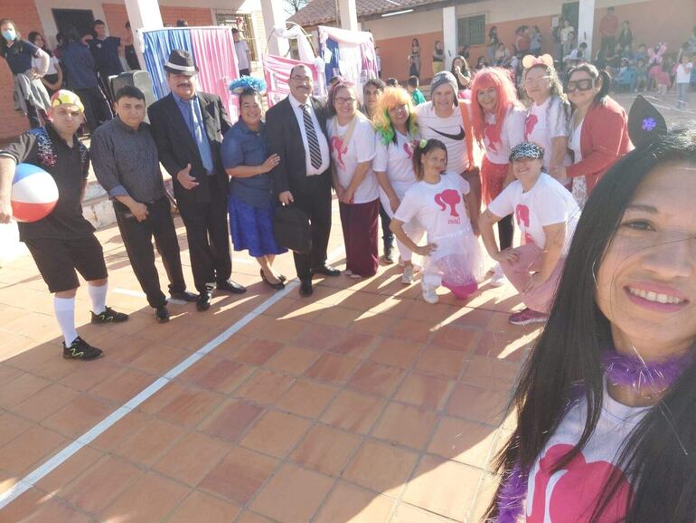 La tradicional selfie para el recuerdo con todos los integrantes de la Vecindad del Chavo del 8.