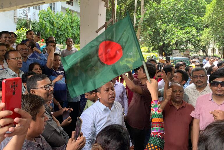 Una multitud de estudiantes volvió a las calles de la capital de Bangladés este sábado para reclamar ante la sede del Tribunal Supremo la renuncia del jefe de la máxima corte, en medio de sospechas de que algunos jueces podrían apoyar el regreso de la ex primera ministra Sheihk Hasina. Cientos de jóvenes estudiantes, abogados y ciudadanos se concentraron en la puerta del tribunal, donde ondearon banderas bangladesíes y pintaron consignas revolucionarias, para demandar la renuncia del jefe del Supremo, Obaidul Hassan, que aseguran actúa como un elegido de la exmandataria. EFE/David Asta Alares