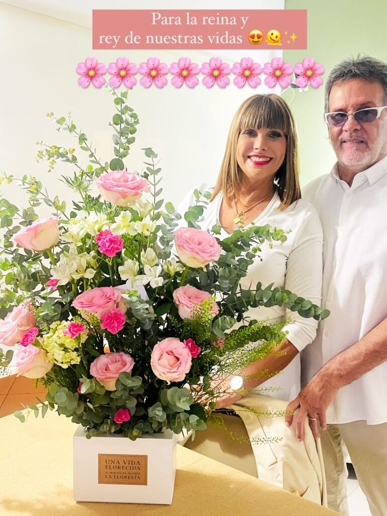 Pelusa Rubin y Emilio García recibieron flores de parte de sus hijos y nietos el día que celebraron sus Bodas de Jaspe. 
(Instagram/Pelusa Rubin)