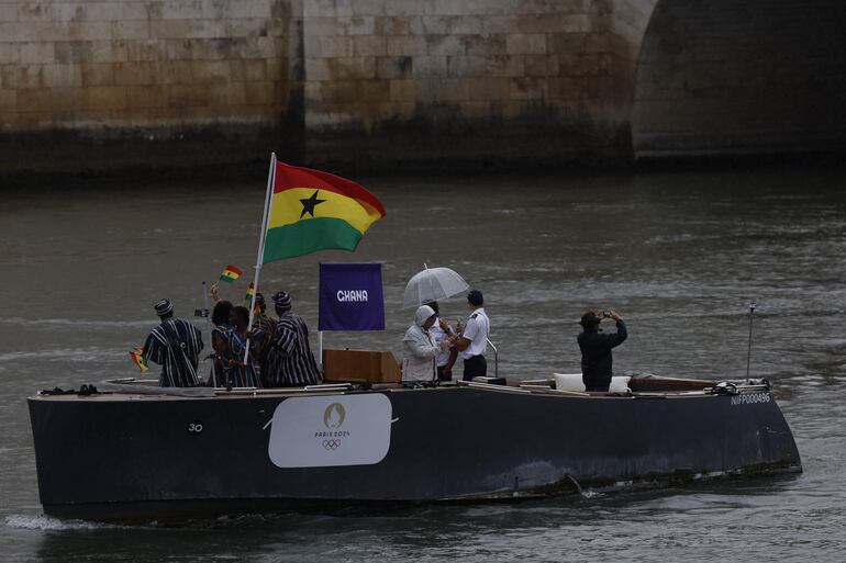 La delegación de Ghana desfila por el río Sena, durante la ceremonia de inauguración de los Juegos Olímpicos de París 2024, este viernes en la capital francesa. 
