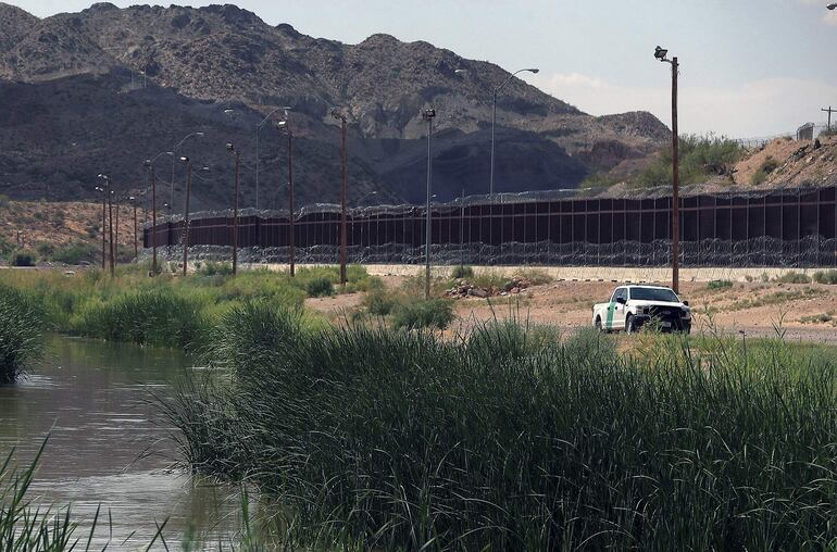 Un patrulla fronteriza de Estados Unidos realizan operativos en la frontera con México este miércoles, en Ciudad Juárez (México).