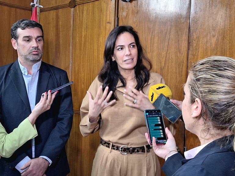 La ministra Claudia Centurión brindó detalles de sus plantes para el transporte público a ABC.