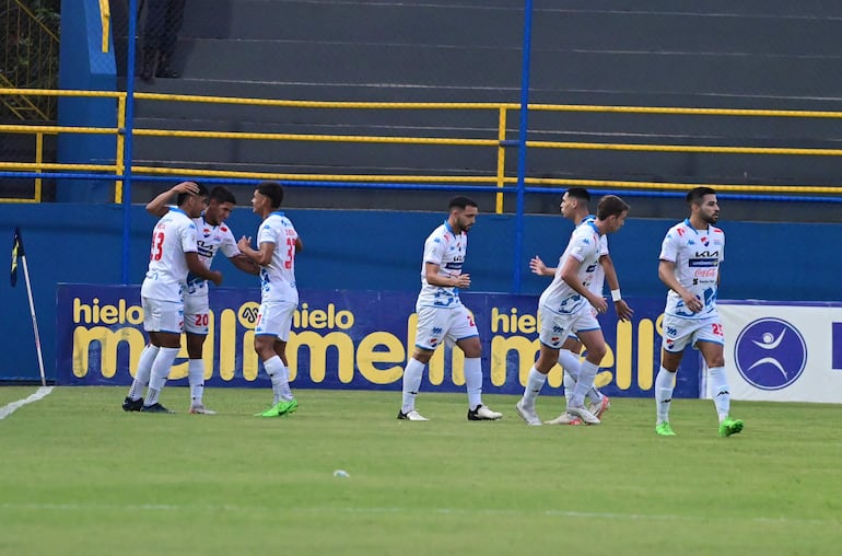 Los jugadores de Nacional celebran el tanto de Alan Gómez, el cual les dio la victoria frente a Trinidense.