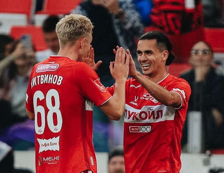 El paraguayo Jesús Medina (d), futbolista del Spartak Moscú, celebra un gol en el partido frente a Dinamo Moscú por la primera fecha del Grupo A de la Copa de Rusia en el Otkrytie Arena, en Moscú, Rusia.