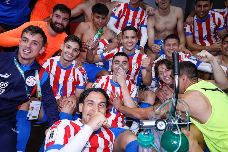 Los jugadores de Paraguay celebra el empate con Bolivia en los 4.150 metros de altura de El Alto por la fecha 12 Eliminatorias Sudamericanas 2026.