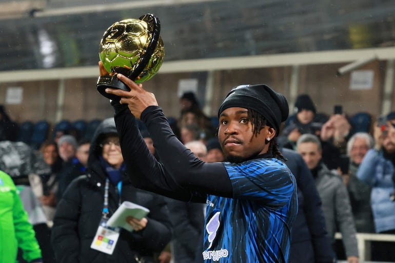 Bergamo (Italy), 22/12/2024.- Atalanta's Ademola Lookman poses with his 2024 CAF Men's Player of the Year trophy prior the Italian Serie A soccer match Atalanta BC vs Empoli FC, in Bergamo, Italy, 22 December 2024. (Italia) EFE/EPA/MICHELE MARAVIGLIA
