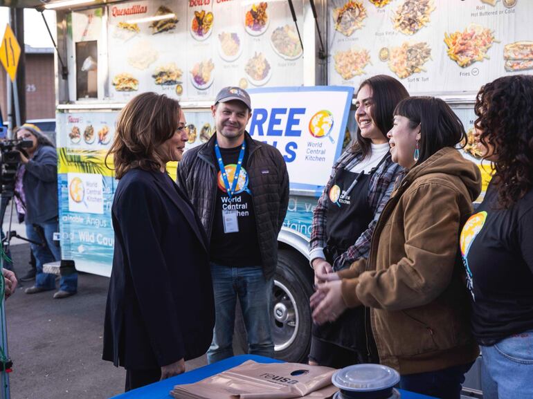  La exvicepresidenta Kamala Harris (i) aprovechó el regresó a su estado natal este lunes para unirse a los esfuerzos de socorro en los incendios forestales sirviendo comida en dos sitios de World Central Kitchen en Altadena. El nuevo presidente de Estados Unidos, Donald Trump, destituyó hoy al cocinero español José Andrés, fundador de la ONG World Central Kitchen, del puesto que tenía como asesor presidencial en deportes, ejercicio físico y nutrición. 