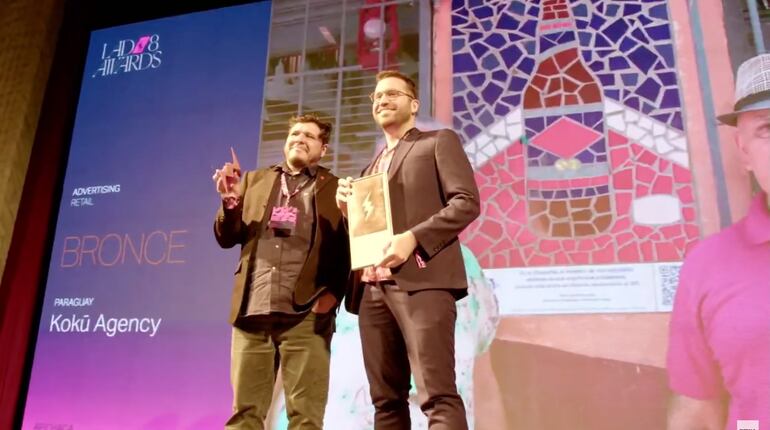 Amadeus Ferreira y Eduardo Vago recibiendo uno de los premios en el Festival Latin American Design Awards, realizado en la ciudad de Fortaleza, Brasil.