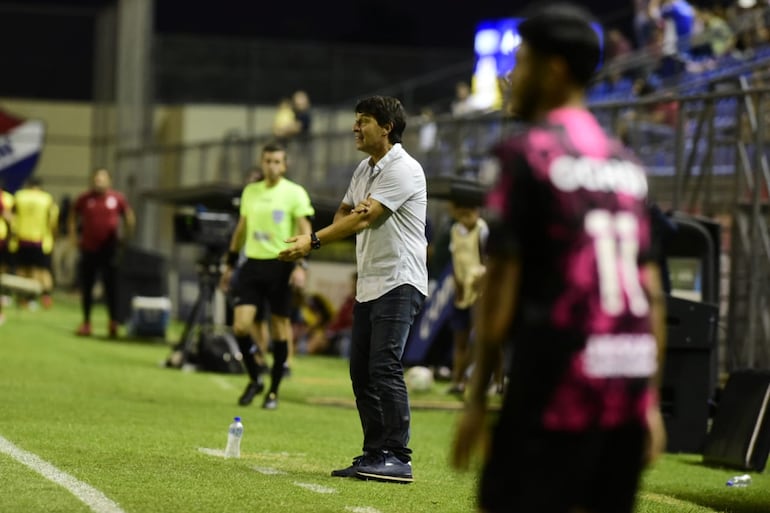 El entrenador Daniel Garnero (camisa) en el último partido con Libertad antes de asumir en la selección paraguaya.