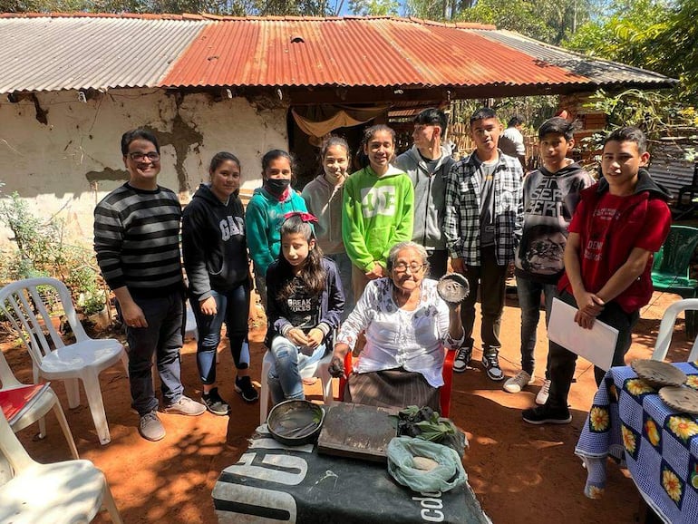 La alfarera Rosalina Robles transmitía sus conocimientos ancestrales a jóvenes y adultos.