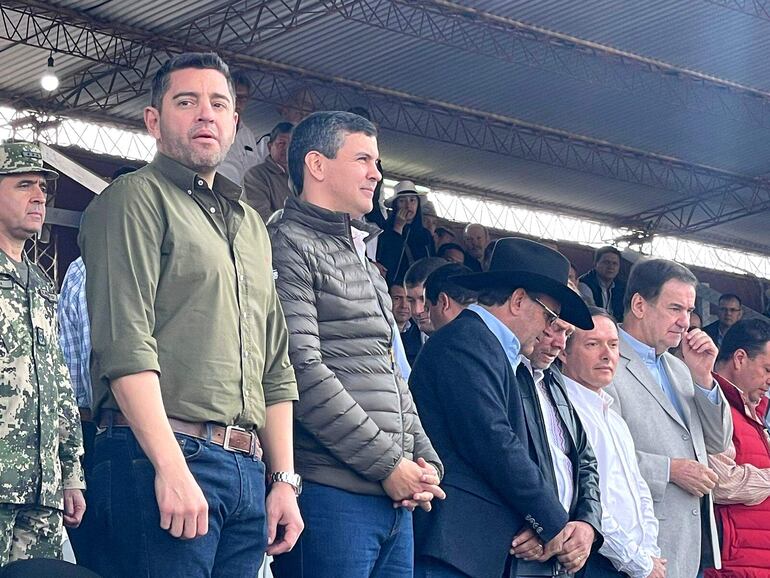 El presidente Santiago Peña estuvo acompañado del vicepresidente de la república en el palco.