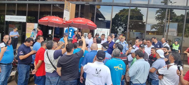 Los taxistas se movilizaron esta mañana en Ciudad del Este contra la doble fila de camiones en el Puente de la Amistad.