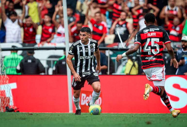 Junior Alonso en acción ante el ecuatoriano Gonzalo Plata, del Flamengo, en el partido de ayer. (Foto gentileza del Atlético Mineiro).