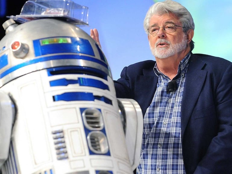 George Lucas junto a R2-D2, uno de los personajes más emblemáticos de "Star Wars".