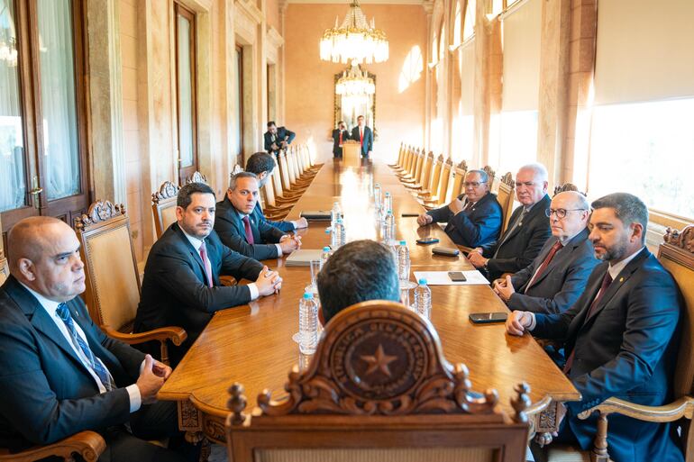 Cumbre de poderes convocada por Santiago Peña. Participan José Alberto Alderete, Emiliano Rolón, César Diesel, Pedro Alliana, Basilio Núñez, Raúl Latorre, Camilo Benítez y Roberto Moreno