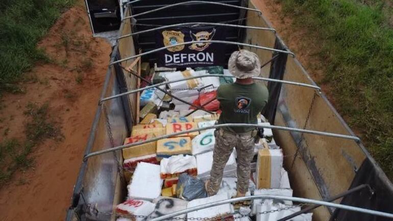 Los 247 volúmenes de marihuana prensada que estaban siendo transportados en el vehículo robado.