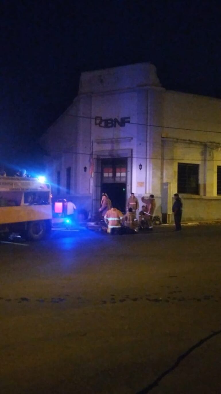 Intenso trabajo de los bomberos para controlar el incendio en el BNF.