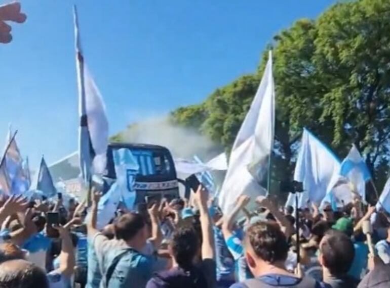 El banderazo de los hinchas de Racing para despedir al plantel antes del viaje a Asunción para la final de la Copa Sudamericana 2024.