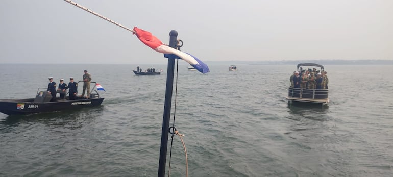 Con una colorida procesión náutica el Área Naval de Itapúa rindió homenaje a la santa patrona de la Armada Paraguaya, Stella Maris.