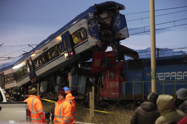  Personas observan los dos trenes involucrados en un accidente en la madrugada de este jueves, en la comuna de San Bernardo, en el sur de Santiago (Chile). Al menos dos personas murieron al colisionar esta madrugada dos locomotoras en la comuna de San Bernardo.