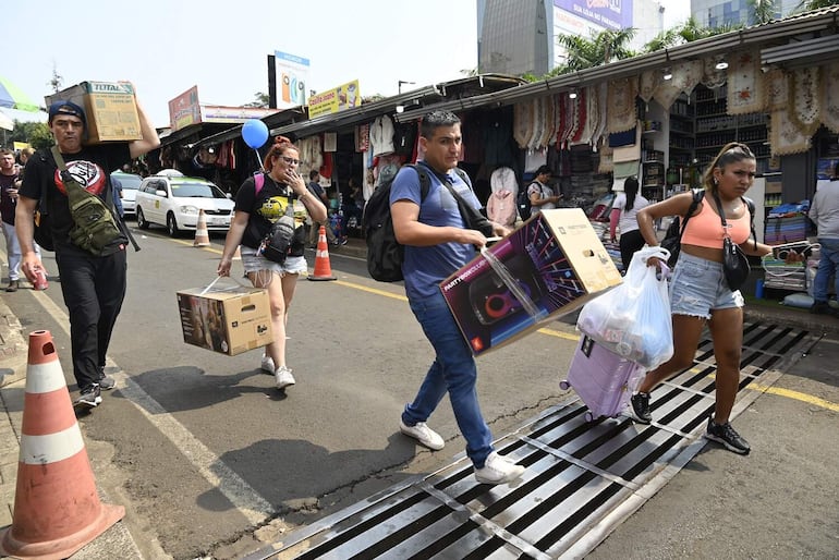 Es imposible visitar Ciudad del Este y no dar una vuelta por el microcentro para realizar compras.