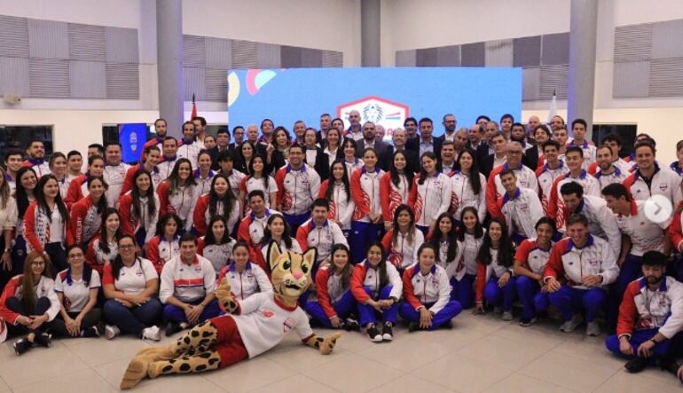 El Team Paraguay con Tiríka.