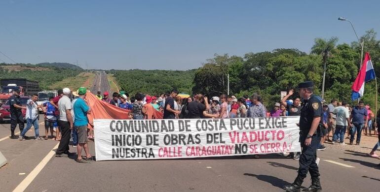 Pobladores de Caacupé se movilizan para exigir viaducto peatonal