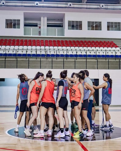 Las chicas de Félix Pérez practican en el COP para la Liga.