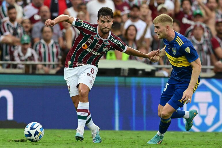 Martinelli, de Fluminense, se lleva el balón ante la marca de Valentini