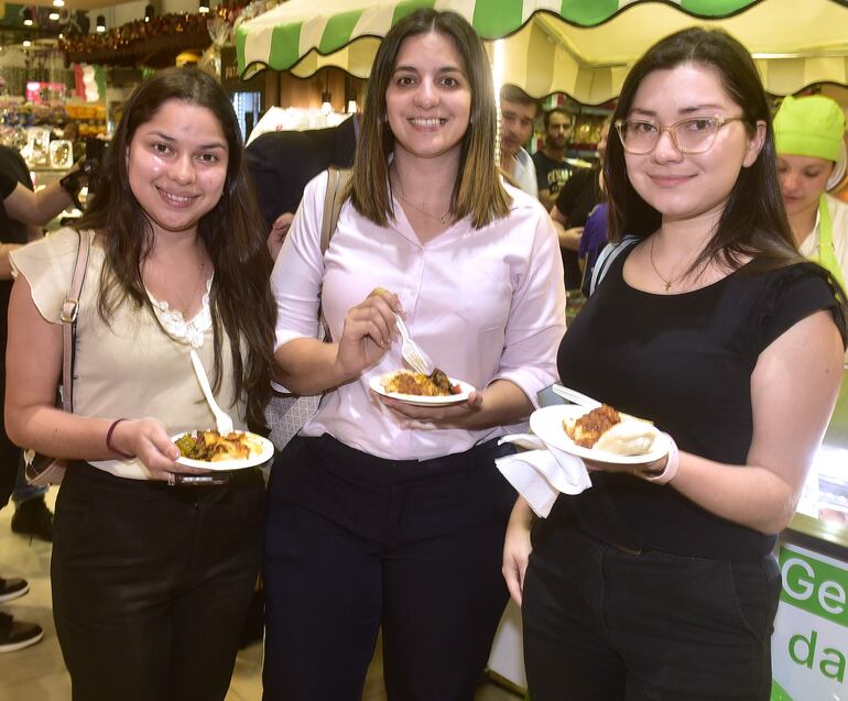 Natalia Peña, Edith Mora y Beatriz Gamarra.