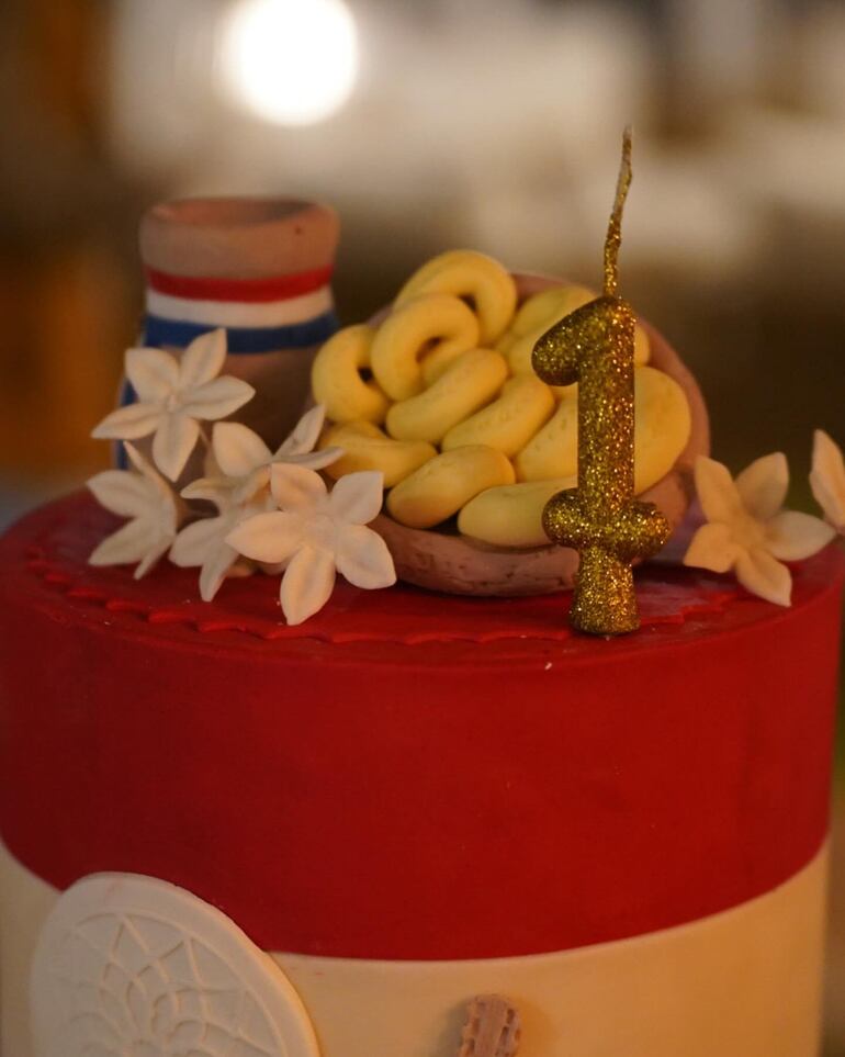 La torta del primer añito de Alice Fernandes tenía una deco bien paraguaya consistente en chipitas, jazmines y otros detalles con nuestra tricolor. (Instagram/Shayene Victorio)