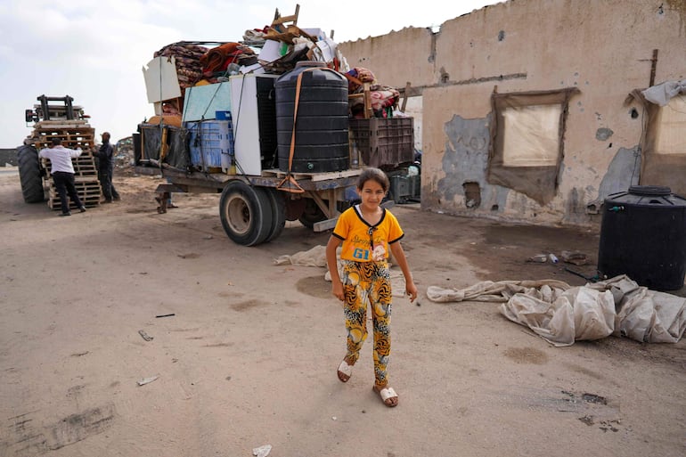 Familias palestinas desplazadas empacan sus pertenencias para salir de Rafah hacia Khan Yunis el 20 de junio de 2024, en el sur de la Franja de Gaza, en medio del conflicto en curso en el territorio palestino entre Israel y Hamás.