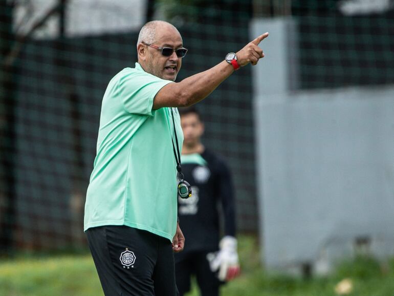 Francisco Arce, entrenador de Olimpia, en el entrenamiento del plantel en la Villa Olimpia.