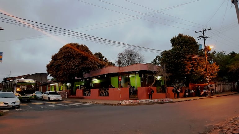 Copetín "Pinocho", frente a la Facultad de Filosofía de la UNA en Itá Pytã Punta, Asunción. Los debates que no encuentran espacio en el campus, se prolongan en sus mesas