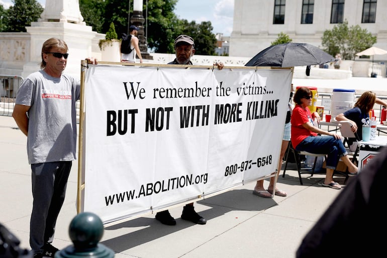 Manifestantes piden la abolición de la pena de muerte en los Estados Unidos durante una protesta el pasado 2 de julio, en Washington.
