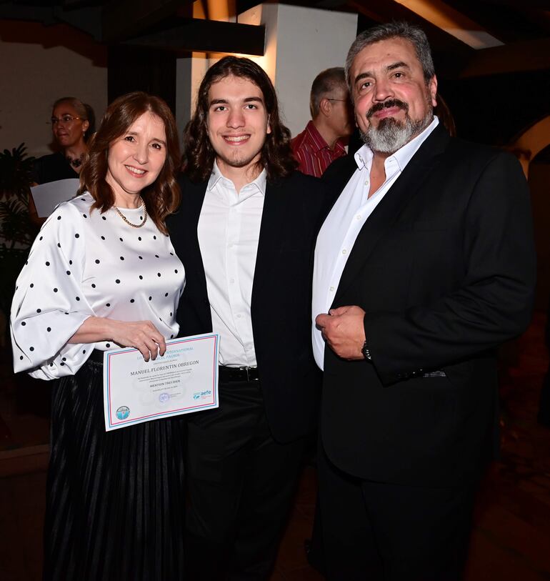 Julia Obregón, Manuel Floretín y Miguel Florentín.