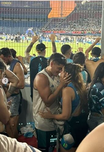 Fotografia tomada en la cancha de Cerro durante la fina de la Copa Sudamericana en el reencuentro de un hombre y una mujer, hinchas de Racing. (Fuente: @nusbelito)