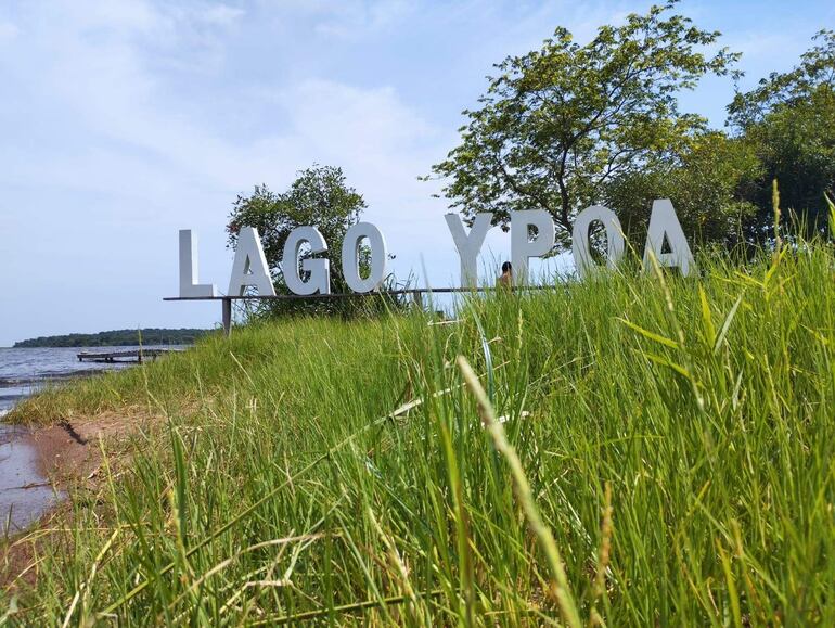 Lago Ypoá se encuentra en estado de abandono en medio de matorral.