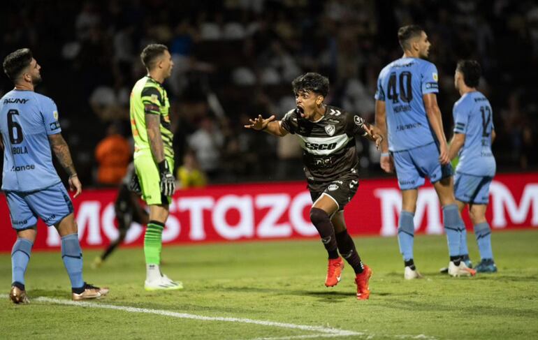 El paraguayo Ronaldo Martínez, jugador de Platense, celebra un gol en el partido contra Belgrano por la Copa de la Liga Profesional.