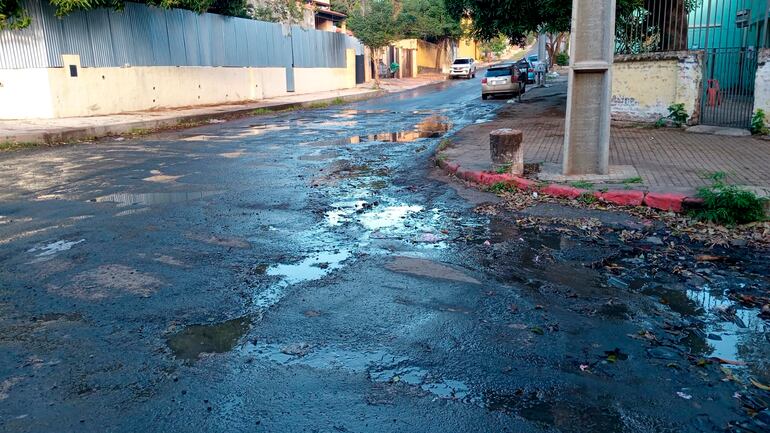 Aguas negras bajan y llegan hasta la calle Alejo García.