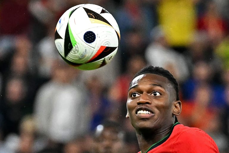 Rafael Leao, delantero portugués del AC Milan, que hoy visita al Real Madrid por la Champions League.