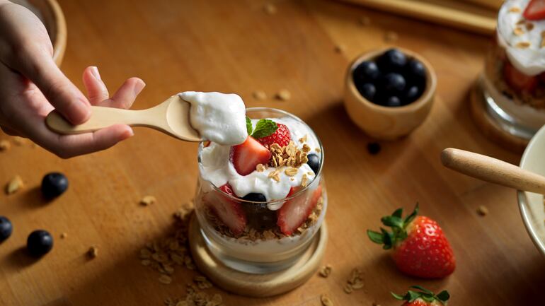 Postre frutal con yogur griego.