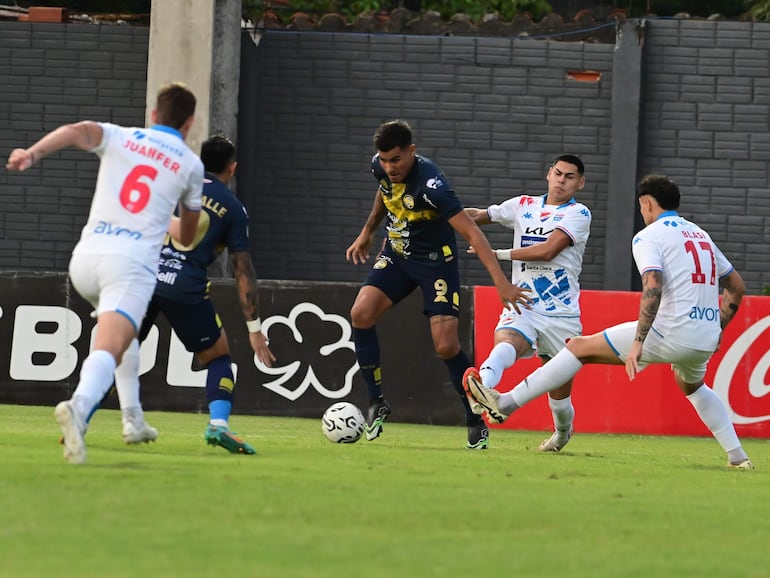 Momento del partido entre Sportivo Trinidense y Nacional por el torneo Apertura 2024 del fútbol paraguayo.