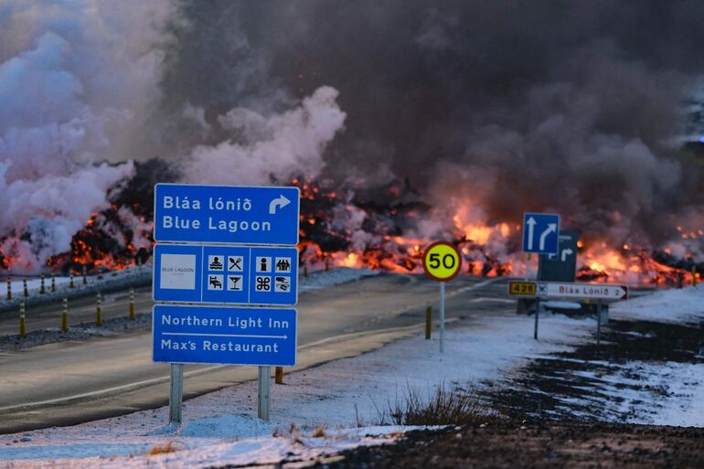 Lava fundida desbordando la carretera que conduce al famoso destino turístico "Laguna Azul" cerca de Grindavik, oeste de Islandia.