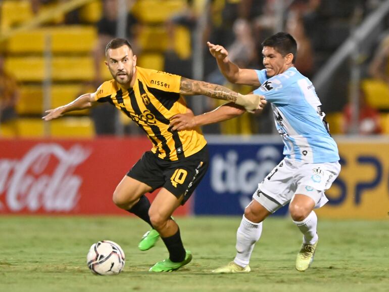 Luis Fariña (i), futbolista de Guaraní, lucha por el balón junto a Rosalino Toledo, jugador de Guaireña, en el duelo por la novena jornada del torneo Apertura 2023 del fútbol paraguayo en el estadio Rogelio Livieres de la ciudad de Asunción.