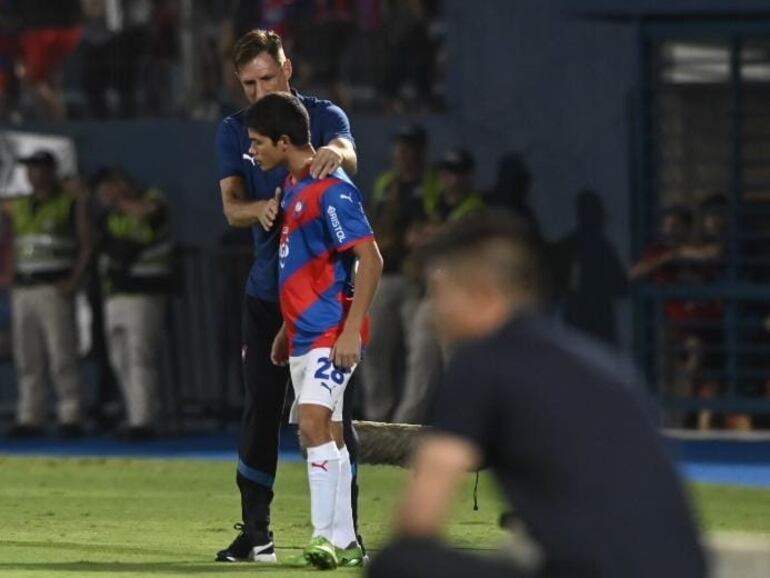 Facundo Sava, entrenador, y Alexis Fariña, jugador, antes del ingreso del canterano de Cerro Porteño al partido contra Sportivo Luqueño por la séptima jornada del torneo Apertura 2023 del fútbol paraguayo.