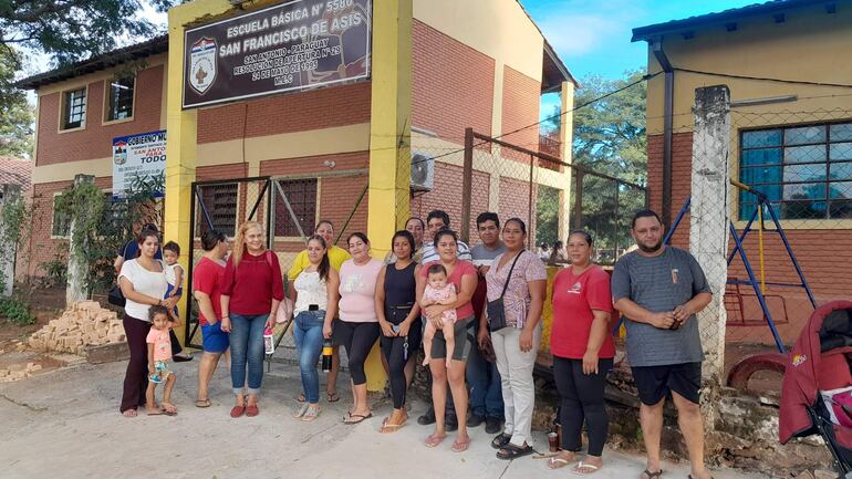 Los padres de la escuela San Francisco de Asís exigen eliminar la doble escolaridad para el próximo año.