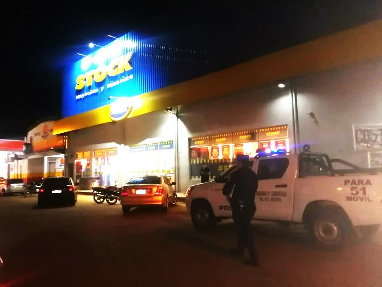 Asaltan supermercado Stock en Carapeguá.