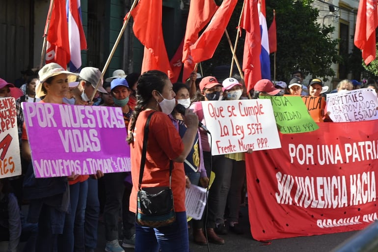 En la protesta aportaron varias estadísticas negativas que afectan también a los hijos de las asesinadas: 24 feminicidios en este 2021, 31 niños huérfanos, 1.500 denuncias de abuso sexual y 8 denuncias diarias de violencia hacia la mujer.